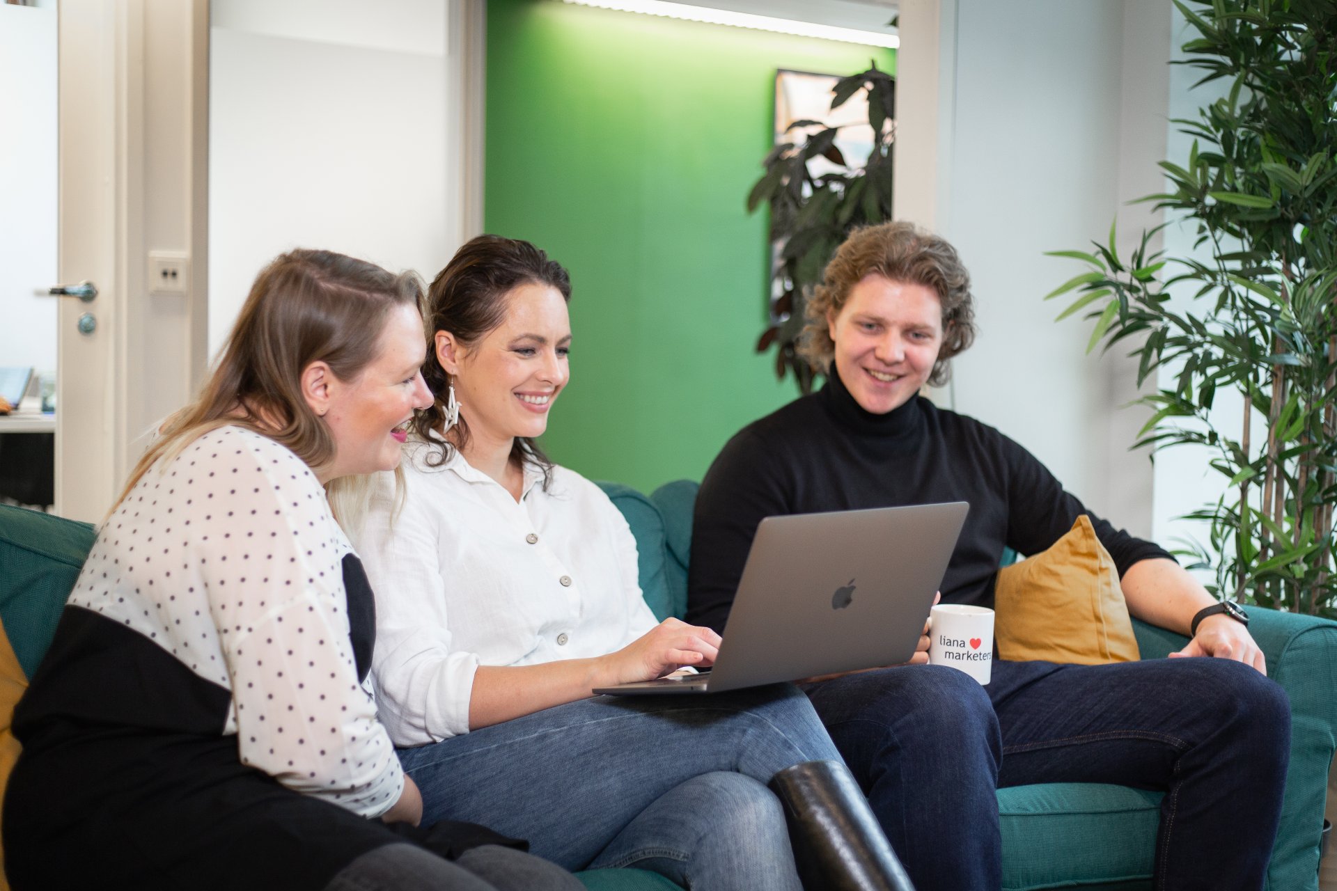 Smiling people using email marketing tool LianaMailer for creating B2C newsletters
