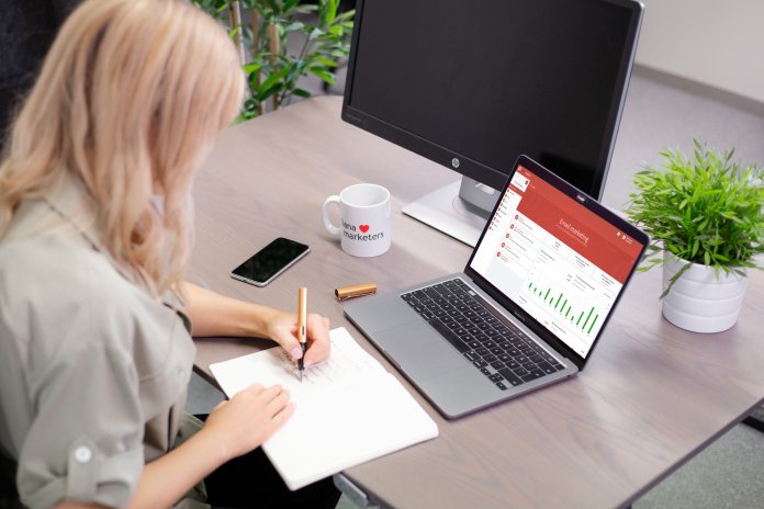 A person using newsletter software LianaMailer to send transactional emails