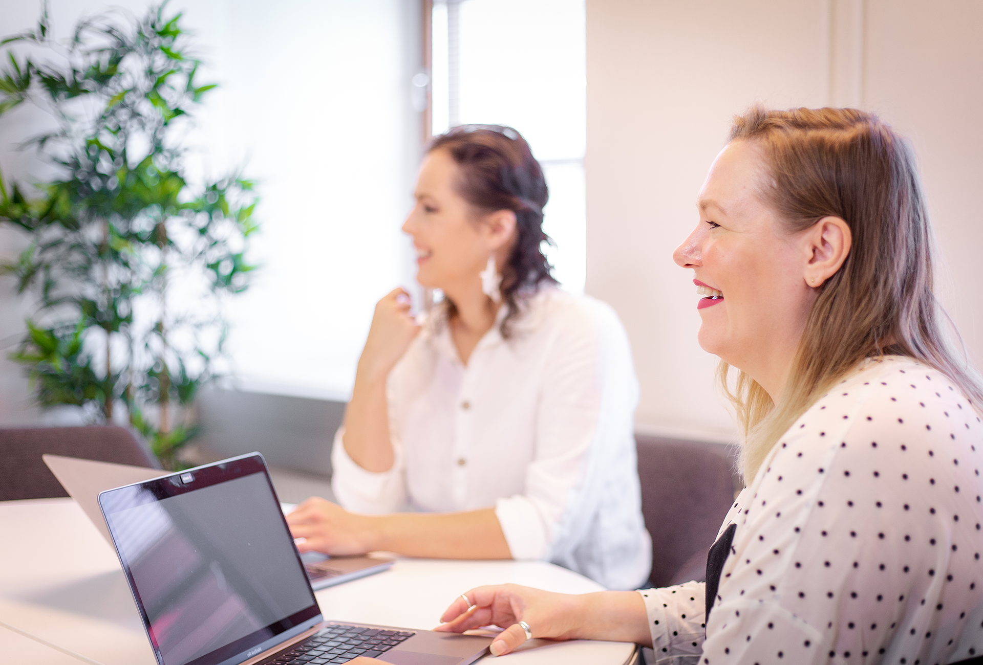 Smiling people using marketing automation software LianaAutomation on laptop
